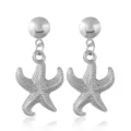 Silberner Seestern Ohrring Detailaufnahme mit texturiertem Metall Strand Accessoire. - Seestern
