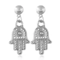 Silberne Hamsa Hand Ohrringe Detailaufnahme mit filigranem durchbrochenem Design und Stecker. - Hamsa Hand