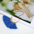 Böhmische lange Pulloverkette mit goldenem Metallring und lebendigen blauen Quasten. - Dunkelblau