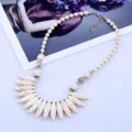 Collier statement en pierre blanche ethnique avec pendentif rétro et perles argentées. - Blanc