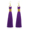 Detailaufnahme langer, böhmischer violetter Quasten-Ohrringe mit Goldwicklung für Damen. - Neu-Lila