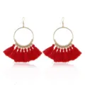 Detailansicht roter Quasten Ohrringe mit goldfarbenen runden Ringen und Haken im Boho-Stil. - Rot