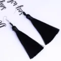 Lange schwarze Quasten Ohrringe im Boho Stil, handgefertigte baumelnde Ohrringe für Frauen. - Schwarz