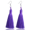 Detailansicht langer lila Quastenohrenringe mit Silberhaken. Eleganter Boho Handarbeit. - Lila