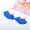 Detailansicht blauer Quasten-Ohrringe mit großen goldenen Reifen, modischer Boho-Schmuck. - Blau