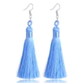 Nahaufnahme der hellblauen handgefertigten gewebten Quasten-Ohrringe mit feiner Textur. - Hellblau
