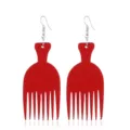 Nahaufnahme Detail der roten hölzernen Afro Kamm Ohrringe mit Metallhaken für Damen mode. - Rot