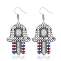 Böhmische Vintage Hamsa Hand Ohrhänger mit bunten Steinen und silbernem filigranen Design. - Weiß