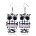 Pendientes colgantes de búho en plata vintage con cuentas de resina coloridas y ojos negros. - Rosa