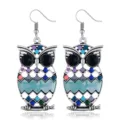 Pendientes colgantes vintage de búho plateado con cuentas de resina muy coloridas. - Azul claro