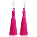 Detailansicht handgefertigter langer Quasten-Ohrringe in leuchtendem Pink mit silbernen Haken. - Fuchsia