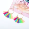Bohème bunte Quaste Creolen für Damen, modische runde Metall Fransen Ohrringe Schmuck. - Mehrfarbig