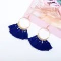 Detailansicht großer blauer Quasten Creolen Ohrringe mit goldenen Elementen für Damen Mode. - Saphirblau