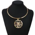 Goldfarbene starre Choker Halskette mit hohlem runden Kristall Anhanger im Retro Stil. - Kleeblatt
