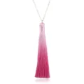 Detailansicht einer stilvollen rosa Verlaufs-Quaste Halskette mit feiner Kette, modisch. - Verlauf Rosa