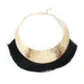 Detailansicht der goldenen Statement-Choker-Halskette, breiter Metallkragen mit Fransen. - Schwarz