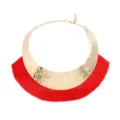 Goldene Metall-Statement-Halskette mit auffälligen roten Fransen für stilvolle Outfits. - Rot