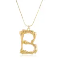 Detailansicht einer goldenen Punk-Halskette mit klobigem Buchstaben B Anhänger im Metallstil. - Buchstabe B / Gold