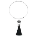 Detailaufnahme der stilvollen Metall-Choker-Halskette mit Schmetterlingsanhänger. - Schwarz