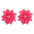 Nahaufnahme von leuchtend rosa Acryl Blume Ohrringen mit klaren Perlen in der Mitte für Frauen. - Fuchsia