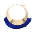 Nahaufnahme einer goldenen Statement-Kragenkette mit blauen Fransen im Boho-Stil. - Saphirblau