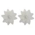 Nahaufnahme von weißen Acryl-Lagenblumen-Ohrringen mit Kristallkern, elegante Mode. - Weiß