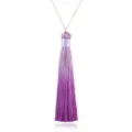 Lange verlaufende violette Quasenkette mit feiner Goldkette, elegantes Schmuck Detailbild. - Farbverlauf Lila