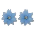 Detailansicht blaue Acryl Blumen Ohrstecker mit klarem Kristall Stein in der Mitte. - Blau