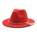 Roter Wollfedora Hut mit edler Goldkette, Perlen und Quasten sowie breiter Krempe Wintermode Stil. - M (56-58cm) / Rot