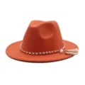 Detailansicht des orangefarbenen Wollfilz-Fedorahuts mit eleganter Perlenkette und Quaste. - M (56-58cm) / Orange