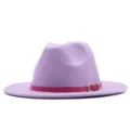Lavendelfarbener Wollfilz Fedora Hut mit pinkem Gürtel und goldener Schnalle für Herbst und Winter. - M (56-58cm) / Lila (Rosenroter Gürtel)
