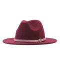 Eleganter Damen Woll Filz Fedora Hut flache Krempe Winterhut mit schicker Gurt Accessoire - Erwachsene (56-58cm) / Weinrot (Rosa Gürtel)