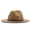 Klassischer kamelfarbener Wollfilzhut mit schwarzem Gürtel und goldener Schnalle, Herbst Stil. - M (56-58cm) / Camel