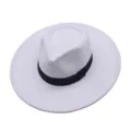 Nahaufnahme Detail des weißen Wollfilz-Fedora-Hutes mit schwarzem Band elegant vintage Stil. - M (56-58cm) / Weiß