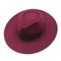 Detailansicht des bordeauxroten Wollfilz-Hutes mit breiter Krempe und elegantem schwarzen Band. - M (56-58cm) / Burgunderrot