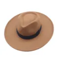 Detaillierte Nahaufnahme eines kamelbraunen Fedora-Hutes mit breiter Krempe und schwarzem Band. - M (56-58cm) / Khaki