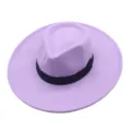 Detailansicht des eleganten violetten Fedora-Huts mit breiter Krempe und schwarzem Band. - M (56-58cm) / Lila