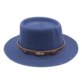 Blauer Strohhut mit flachem Kopf, braunem geflochtenem Band und goldener Feder für den Strand. - M (56-58cm) / Marineblau