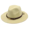 Detailopname van beige stroo fedora hoed met bruine geweven band en gouden veer ornament. - M (56-58cm) / Beige