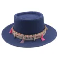 Blauer flacher Strohhut mit BOHO-Band, Quasten und Muschelanhängern für Strand und Urlaub. - M (56-58cm) / Marineblau