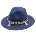 Sommer blauer Strohhut Fedora Sonnenhut mit Boho Muscheln Lederband und Quasten Verzierung. - M (56-58cm) / Marineblau