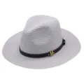 Klassischer Strohhut mit schwarzem Lederband und goldenem M-Buchstaben für Sonnenschutz im Sommer. - M (56-58cm) / Weiß
