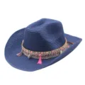 Vue détaillée du chapeau de paille western bleu foncé avec bande tissée ethnique et pompons. - M (56-58cm) / Bleu marine