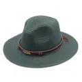 Close-up weergave van de geweven strooien fedora hoed met stijlvolle decoratieve band en veer. - M (56-58cm) / Donkergroen
