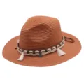 Sommer Strohhut mit Muschel Quasten Band und Vintage Anhänger für Strand und Outdoor Sonnenschutz - M (56-58cm) / Karamellbraun