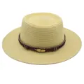Detaillierte Ansicht des beigen Strohhutes mit braunem Perlenband und goldener Feder. - M (56-58cm) / Beige