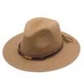 Gevlochten strohoed met bruine band en gouden veerdetail voor zomerse zonbescherming buiten. - M (56-58cm) / Khaki