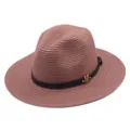 Detailaufnahme des rosafarbenen Stroh-Fedora-Hutes mit schwarzem Gürtel und goldenem M. - M (56-58cm) / Altrosa