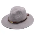 Grijze strooien fedora hoed met bruine band en veer, ideaal voor de zomerse zonbescherming. - M (56-58cm) / Grijs