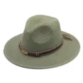 Groene strooien fedora hoed met bruine decoratieve band en metalen veren bedel voor strand. - M (56-58cm) / Legergroen